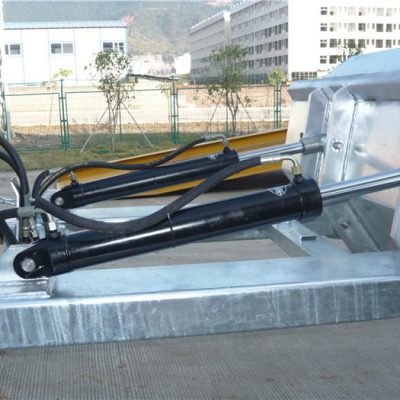 사용하기 쉬운 포지티브 잠금 메커니즘. 안전 체인은 호퍼를 취급 차량에 고정시킵니다. 용접 이음새는 누출을 방지합니다. 깊은 포크 오프닝. 2 "는 윗입술을 형성했습니다. 높은 가시성 블루 에나멜 마감